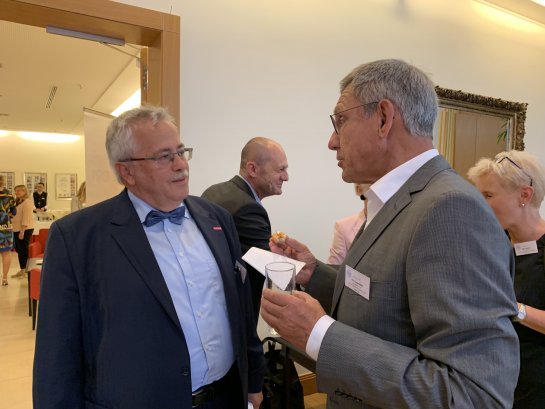 Wie üblich beim KHW-Sommerempfang kamen die Gäste nach dem offiziellen Teil ins Gespräch. Sie tauschten sich über das Handwerk und die Aussichten für die Zukunft aus. Wie üblich beim KHW-Sommerempfang kamen die Gäste nach dem offiziellen Teil ins Gespräch. Sie tauschten sich über das Handwerk und die Aussichten für die Zukunft aus.