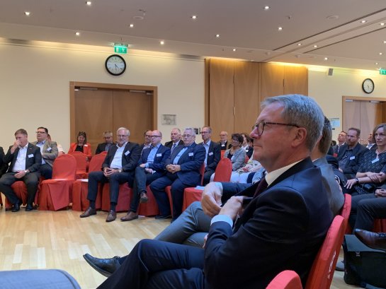 Neben dem Wirtschaftsreferenten der Stadt Nürnberg, Dr. Michael Fraas, und dem Präsidenten der Handwerkskammer Mittelfranken, Thomas Pirner (vorne rechts), kamen weitere Vertreter aus Politik und Wirtschaft. Neben dem Wirtschaftsreferenten der Stadt Nürnberg, Dr. Michael Fraas, und dem Präsidenten der Handwerkskammer Mittelfranken, Thomas Pirner (vorne rechts), kamen weitere Vertreter aus Politik und Wirtschaft.