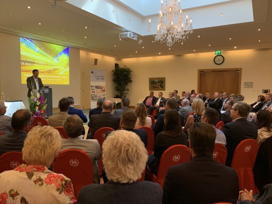 Auto-Experte Prof. Dr. Klaus Bogenberger sprach in seinem Vortrag über die Mobilität der Zukunft und sorgte mit seinen spannenden Einblicken für reichlich Diskussion unter den Gästen. Auto-Experte Prof. Dr. Klaus Bogenberger sprach in seinem Vortrag über die Mobilität der Zukunft und sorgte mit seinen spannenden Einblicken für reichlich Diskussion unter den Gästen.