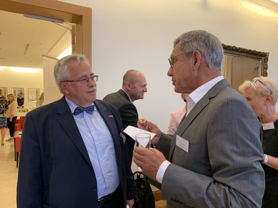 Wie üblich beim KHW-Sommerempfang kamen die Gäste nach dem offiziellen Teil ins Gespräch. Sie tauschten sich über das Handwerk und die Aussichten für die Zukunft aus. Wie üblich beim KHW-Sommerempfang kamen die Gäste nach dem offiziellen Teil ins Gespräch. Sie tauschten sich über das Handwerk und die Aussichten für die Zukunft aus.