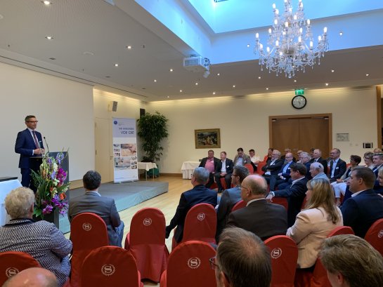 Nürnbergs Wirtscahftsreferent Dr. Michael Fraas richtete ein Grußwort an die Gäste und betonte, dass das Handwerk besonders schützenswert sei Nürnbergs Wirtscahftsreferent Dr. Michael Fraas richtete ein Grußwort an die Gäste und betonte, dass das Handwerk besonders schützenswert sei