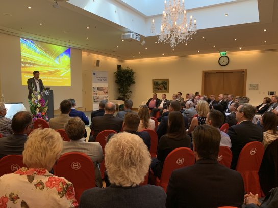 Auto-Experte Prof. Dr. Klaus Bogenberger sprach in seinem Vortrag über die Mobilität der Zukunft und sorgte mit seinen spannenden Einblicken für reichlich Diskussion unter den Gästen. Auto-Experte Prof. Dr. Klaus Bogenberger sprach in seinem Vortrag über die Mobilität der Zukunft und sorgte mit seinen spannenden Einblicken für reichlich Diskussion unter den Gästen.