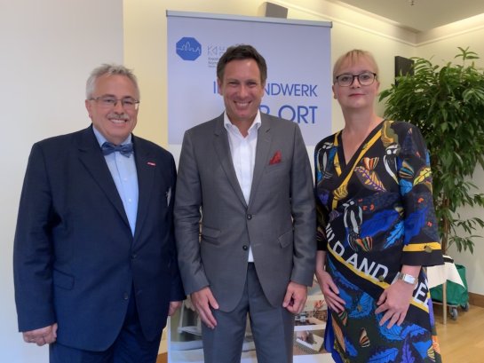 Kreishandwerksmeister Achim Hanisch (l.) mit Gastredner Prof. Dr. Bogenberger, der aus München angereist war, sowie KHW-Geschäftsführerin Manuela Wohlert. Kreishandwerksmeister Achim Hanisch (l.) mit Gastredner Prof. Dr. Bogenberger, der aus München angereist war, sowie KHW-Geschäftsführerin Manuela Wohlert.