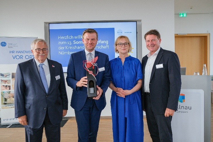 Kreishandwerksmeister Achim Hanisch, Marcus König, Oberbürgermeister der Stadt Nürnberg, KHW-Geschäftsführerin Manuela Wohlert und Dirk Helmbrecht, Vorstandsvorsitzender der VR TeilhaberBank (von links nach rechts) © KHW Nürnberg